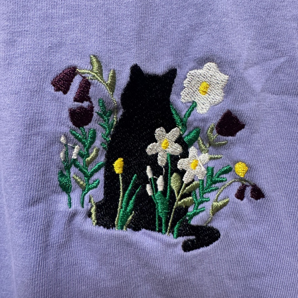 Comfort Colors XL Embroidered Cat & Flowers T-Shirt Lavender  Cotton Cottagecore - Picture 2 of 3